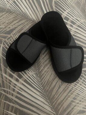 NEW Isotoner Adjustable Velcro Open Toe Women's Slippers Size 8.5-9